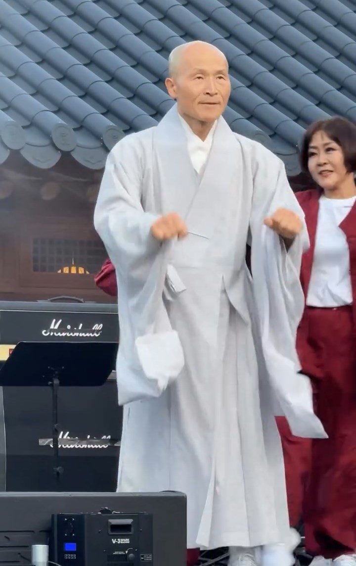 德山法師翻跳男團ATEEZ《BAD》招牌「震胸舞」。Instagram@ hocheol.kim.716