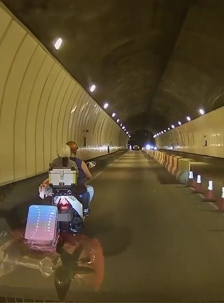 電單車由馬路順利駛入隧道範圍。網上截圖