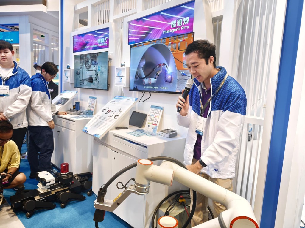 香港水務署於展內展出自主研發的「智管焊」智能焊接機械人 香港水務署於展內展出自主研發的「智管焊」智能焊接機械人