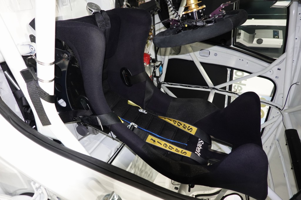 駕駛艙換裝上賽車規定設施，包括桶椅及翻車護架。