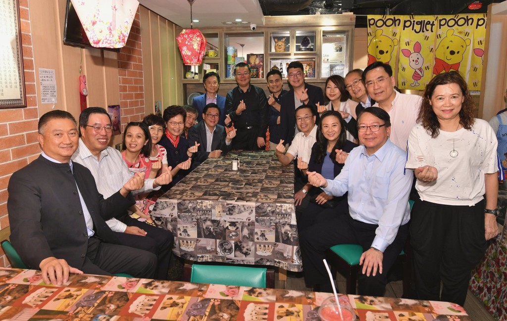 立法會主席梁君彥、民建聯議員葛珮帆、劉國勳、工聯會郭偉強、經民聯林健鋒等多名建制派議員都是座上客。 林鄭月娥fb圖片