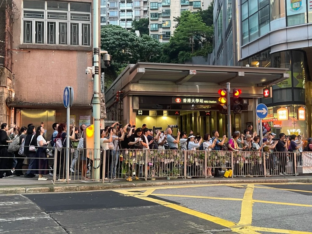 铁香港大学站B1出口外的一段行人路。每逢黄昏时段，行人路上会聚集不少旅客及摄影爱好者（五条悟的小迷妹@小红书）