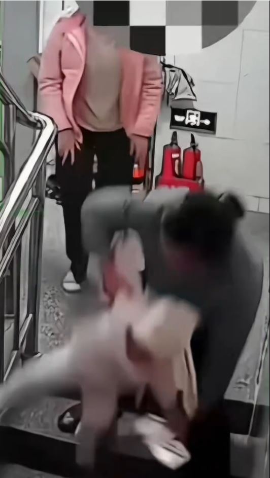 大妈只顾看手机害婴儿跌落楼梯。起点新闻