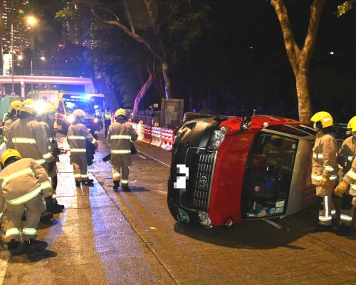 柴灣的士撞水馬翻車。