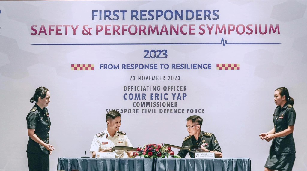 消防处处长杨恩健（左二）与新加坡民防部队总监叶伟德（右二）。消防处FB图片