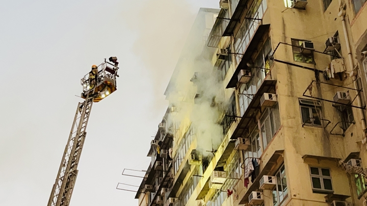 消防升起雲梯拯救住客。蔡楚輝攝