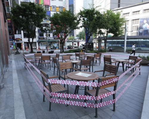 首爾地區將社交距離規定再延長兩周。AP