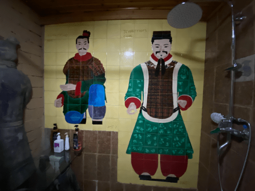 廁所彩繪瓷磚畫上古人。