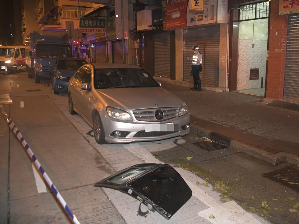 路旁私家車被撞。