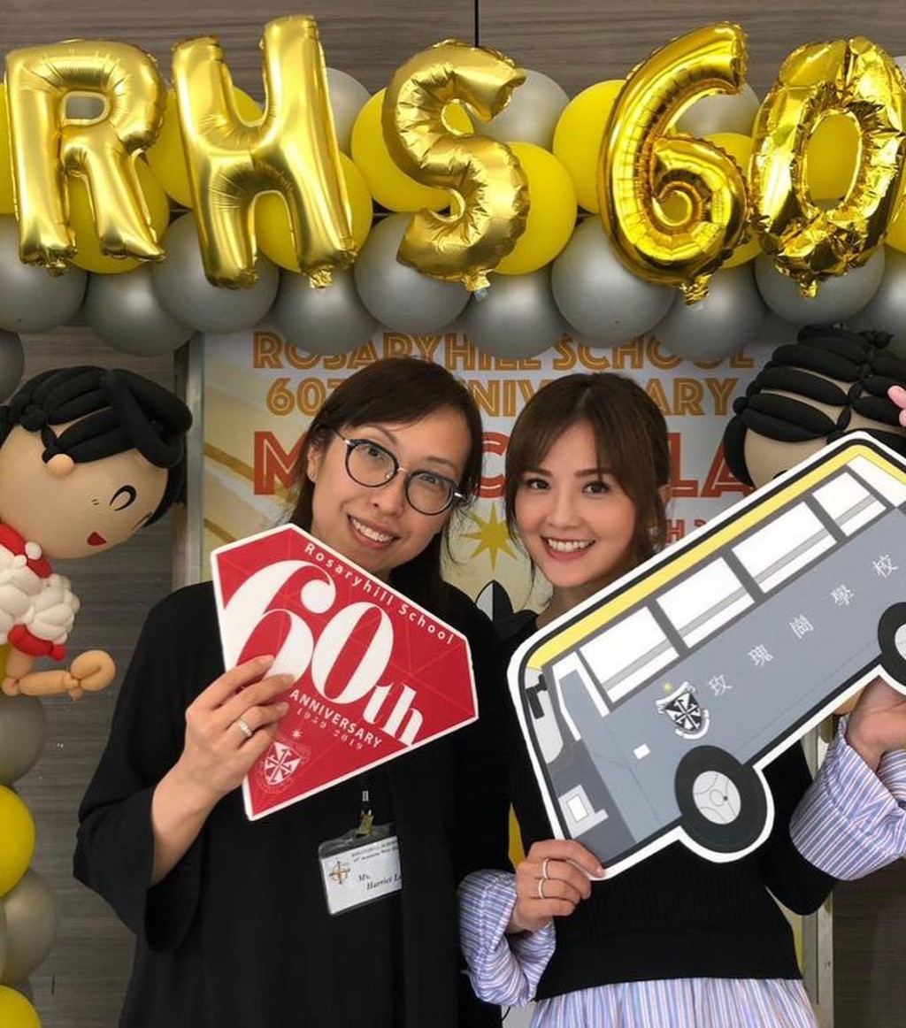 蔡卓妍（右）曾贴出与中学老师的最新合照。
