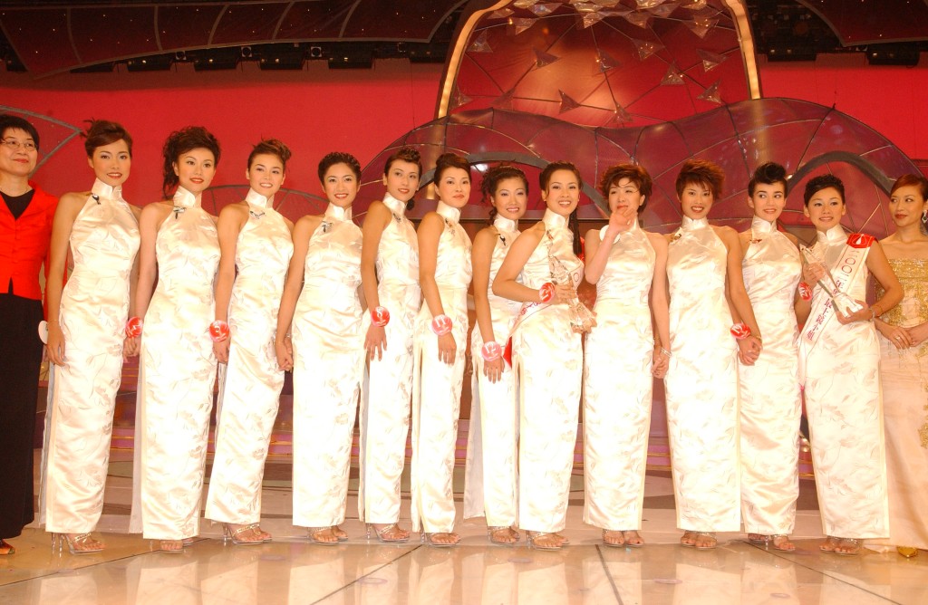 《2002香港小姐竞选》12位入围佳丽，包括胡家惠（右四）。