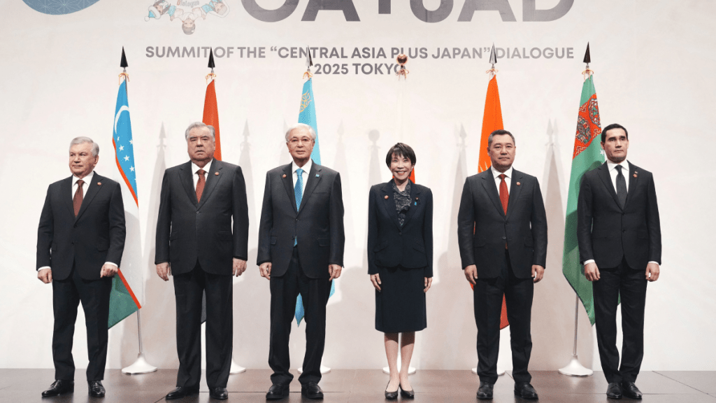 高市早苗（右三）主持五國峰會。路透社