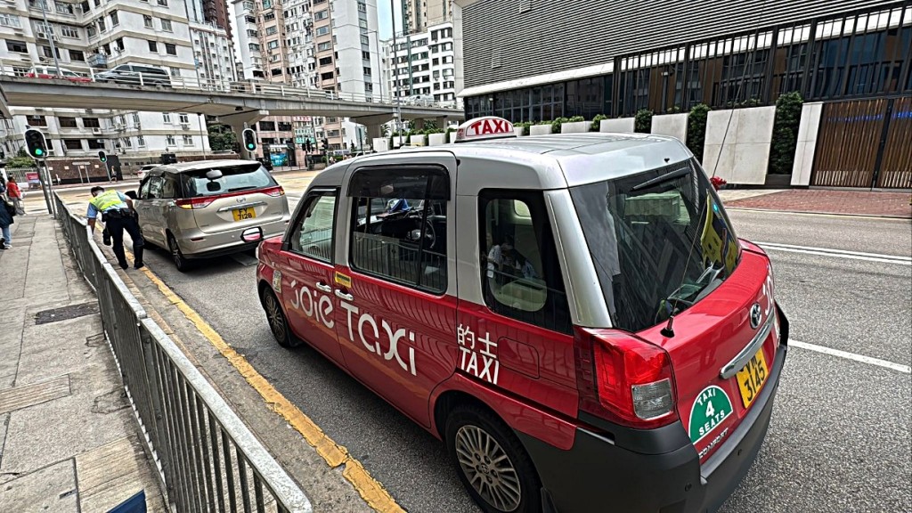 私家車與的士相撞。