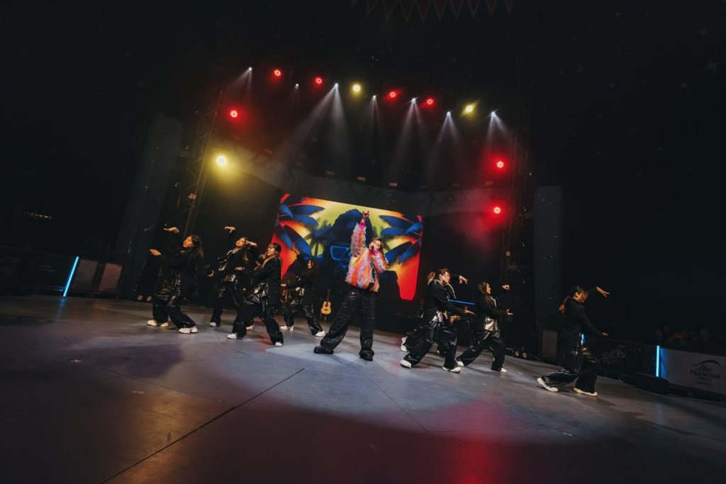 又唱又跳無冷場。