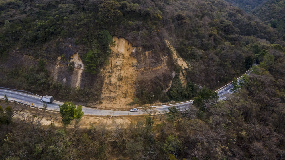 地震造成山泥傾瀉。AP圖