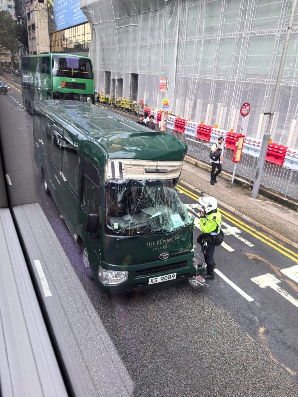 旅遊巴左邊車頭嚴重損毀，擋風玻璃碎裂，車頭燈亦飛脫。網上圖片