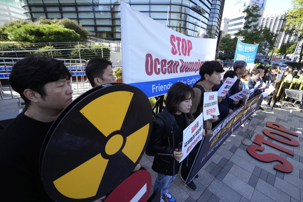 南韩民众在日本驻首尔大使馆外示威，要求日本停止排放核污水。美联社