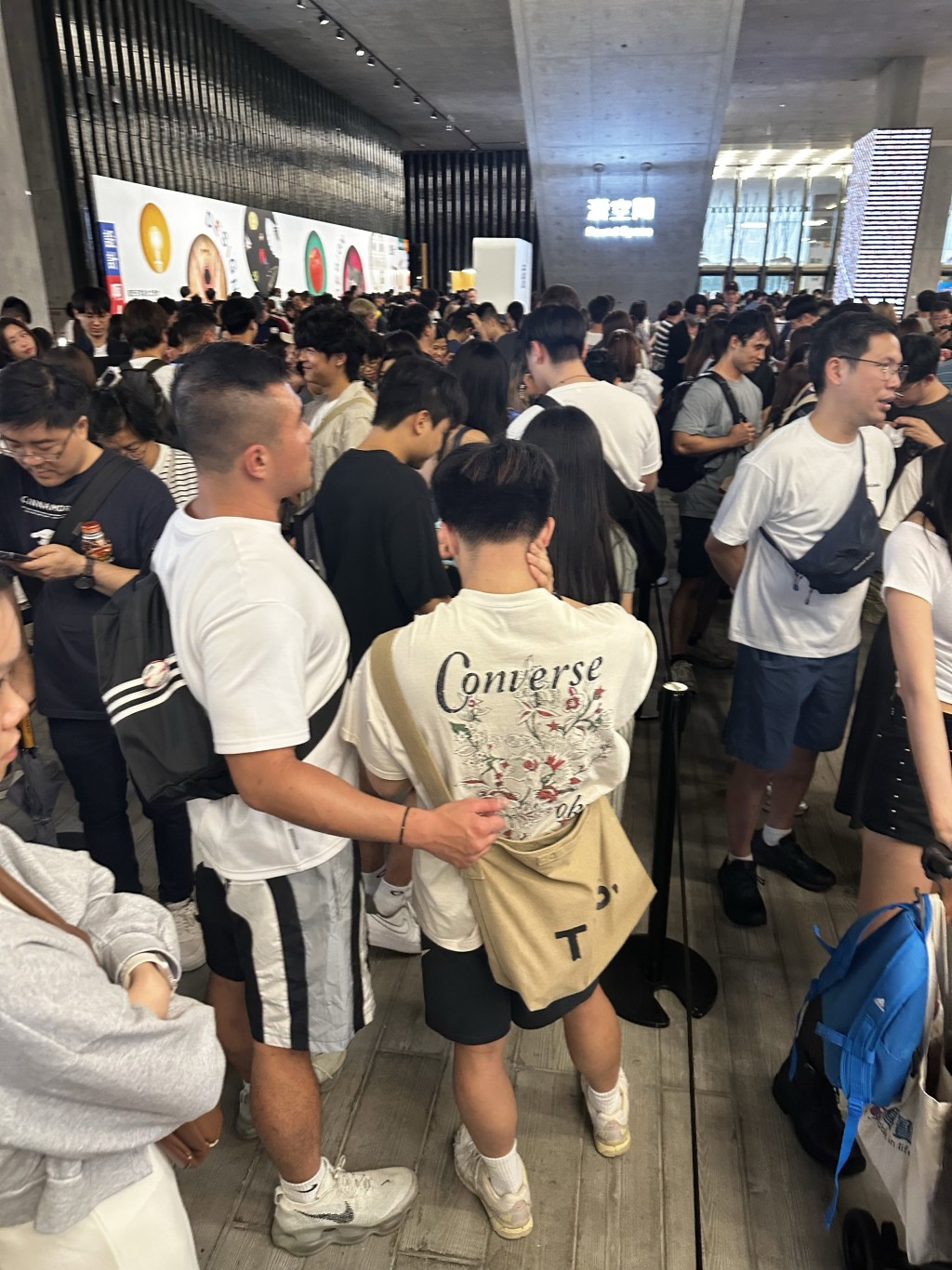 有網民在社交平台發文呻苦，指一早已購票，下午3時排隊，5時半才能入場。Threads網圖