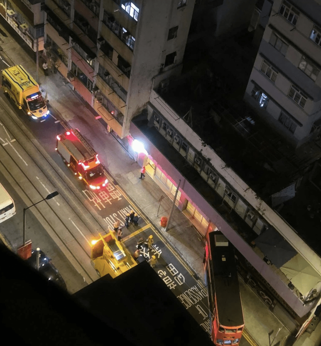 一輛電車駛至筲箕灣東大街時突然偏離路軌,近半個車廂鏟上行人路,並撞向路旁一間地舖。fb@箕灣人筲箕灣事 一輛電車駛至筲箕灣東大街時突然偏離路軌,近半個車廂鏟上行人路,並撞向路旁一間地舖。fb@箕灣人筲箕灣事