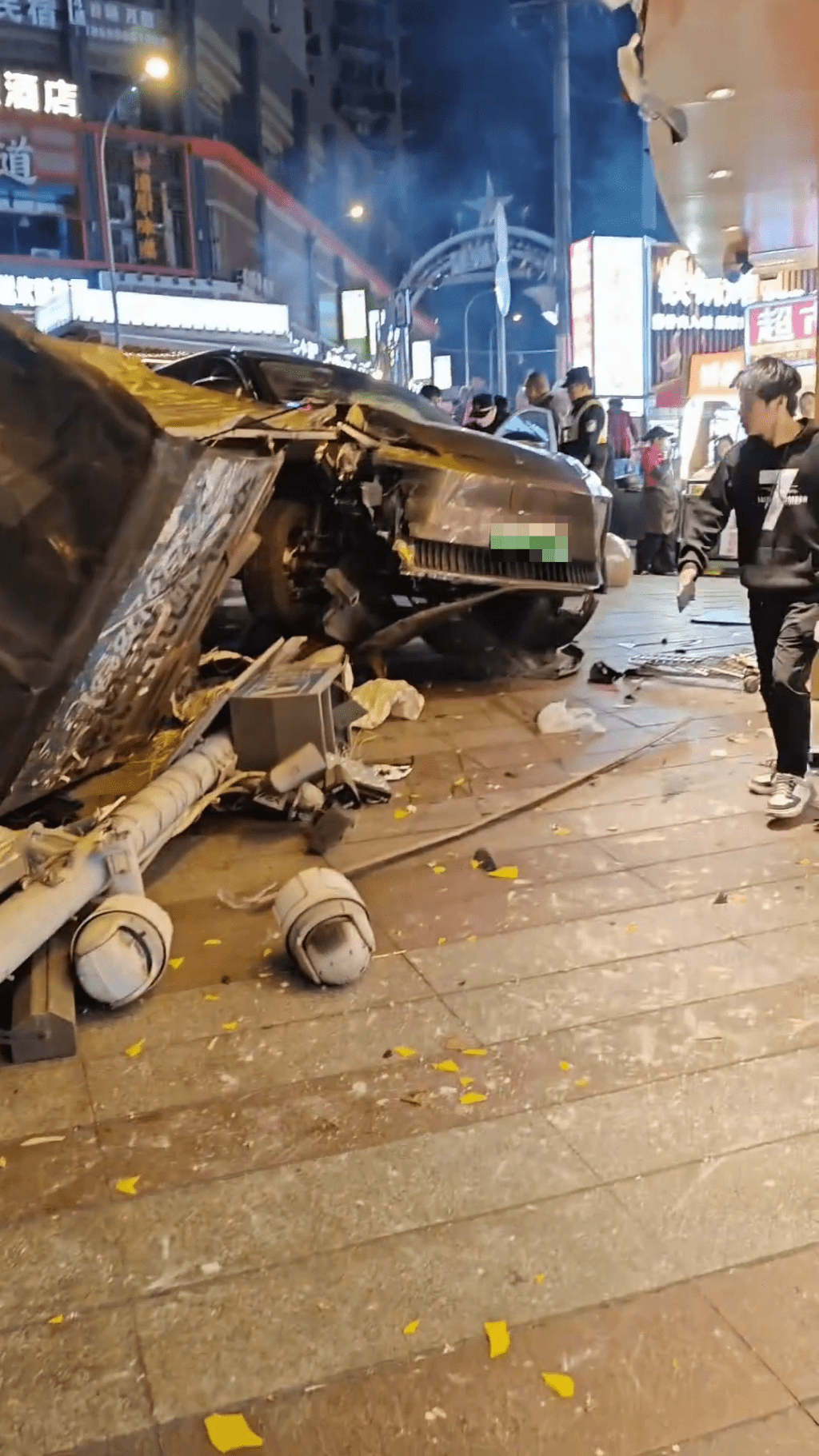 重庆闹市私家车失控铲向人群，网民拍下现场画面。 抖音