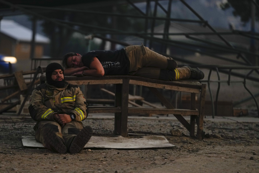消防员筋疲力尽。美联社