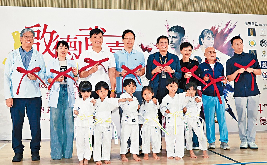 「世一」劉慕裳（左二）出席活動的開幕禮，體育專員蔡健斌（左四）也有出席。