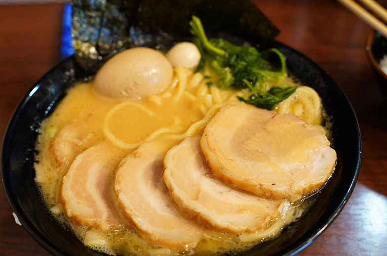 招牌横滨家拉面由浓稠的猪骨汤、独有调制酱油和自家制作粗面条炮制而成。