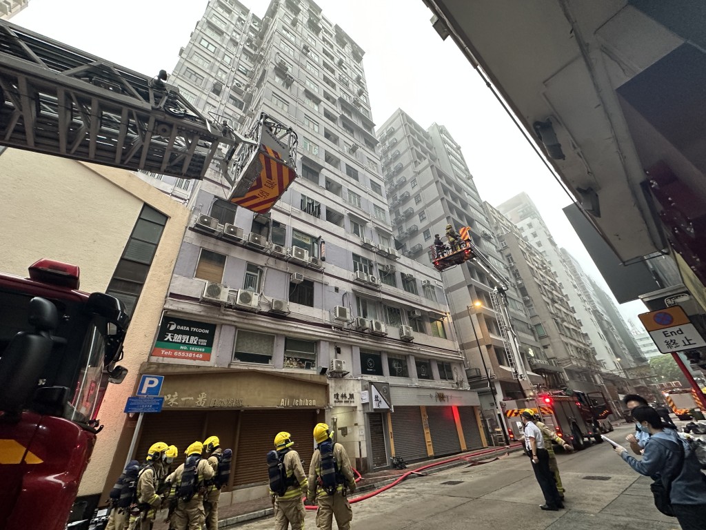 消防升降台救火及救人到地面。梁國峰攝