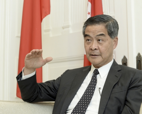 梁振英指當局無公開被取消註冊教師身份荒謬。資料圖片