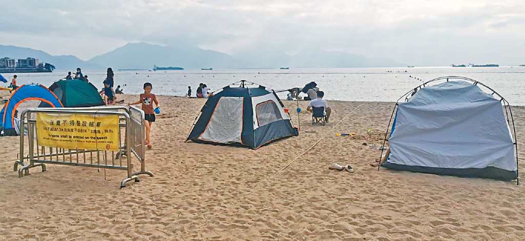 現時不少人到泳灘消遣，會架設太陽擋，繞過不可豎設帳篷規定。