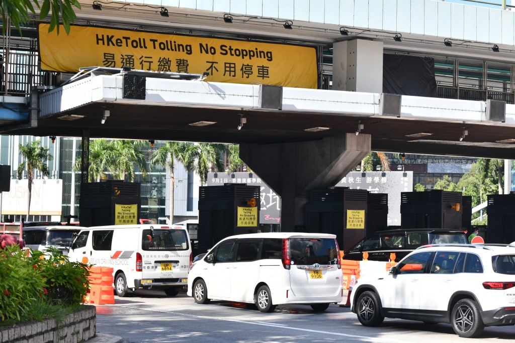 红磡海底隧道实施不停车缴费「易通行」首个工作日，早上塞车状况持续。（卢江球摄）