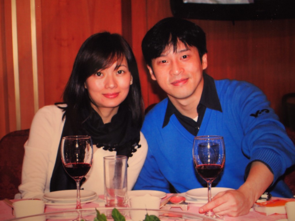 吳文珊（左）本來從事酒店業工作，自2016年在楊天經自組劇團製作的舞台劇《七十二家房客 - 明日麗劏》粉墨登場後展開演戲生涯。