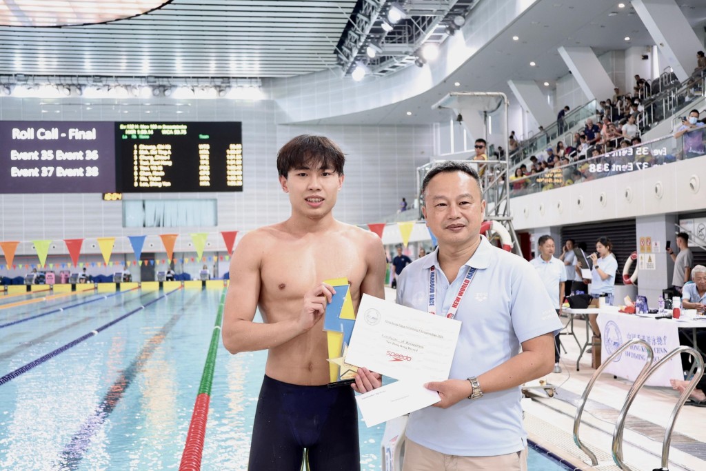 張智傑在男子100米蛙泳決賽以59秒96刷新香港紀錄,獲得代表新港績的「閃電獎」。徐嘉華攝 張智傑在男子100米蛙泳決賽以59秒96刷新香港紀錄,獲得代表新港績的「閃電獎」。徐嘉華攝