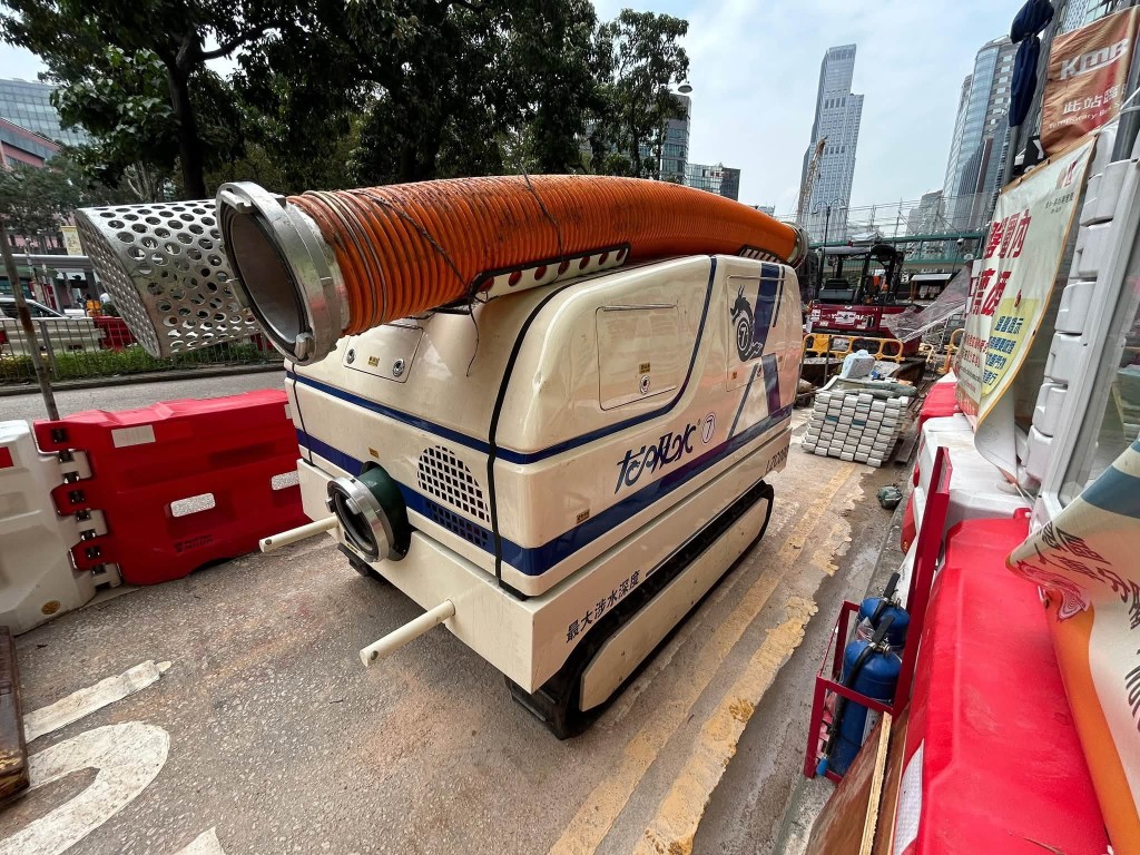 強力排水機械人「龍吸水」已到漆咸道南候命。FB:下水水 強力排水機械人「龍吸水」已到漆咸道南候命。FB:下水水