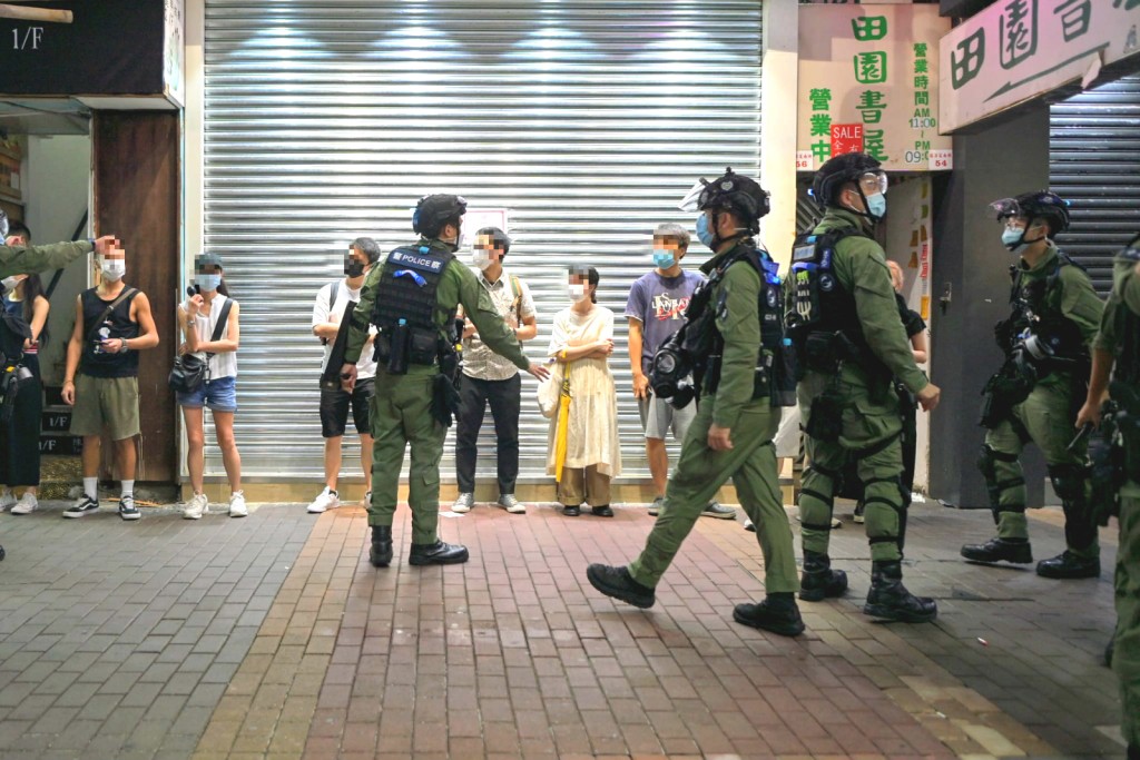 警員截查市民。
