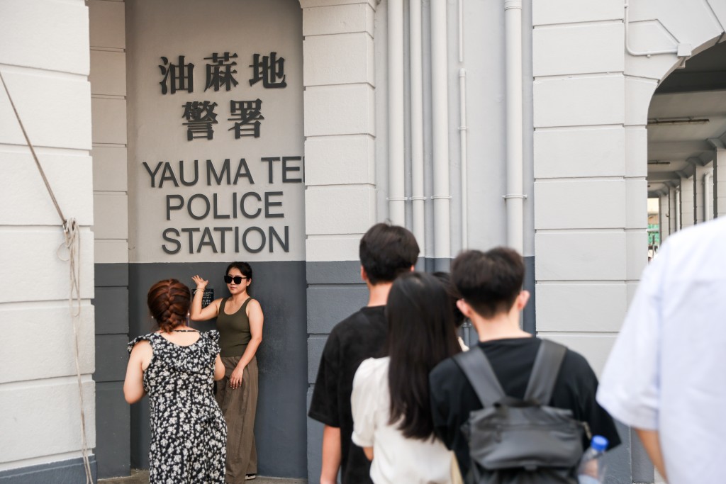 政府預計在五一黃金周的五天假期內,預計有98萬人次內地旅客訪港,較去年同期增長約7%。資料圖片 政府預計在五一黃金周的五天假期內,預計有98萬人次內地旅客訪港,較去年同期增長約7%。資料圖片