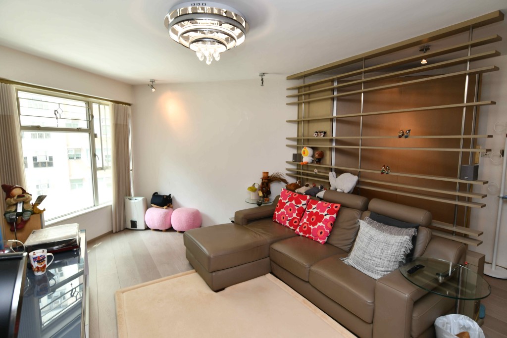 大廳置有棕色長沙發,配襯華麗水晶吊燈,感覺分外典雅。