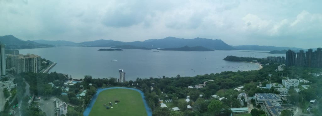 廳堂外望吐露港海景及八仙嶺山景,景觀開揚。