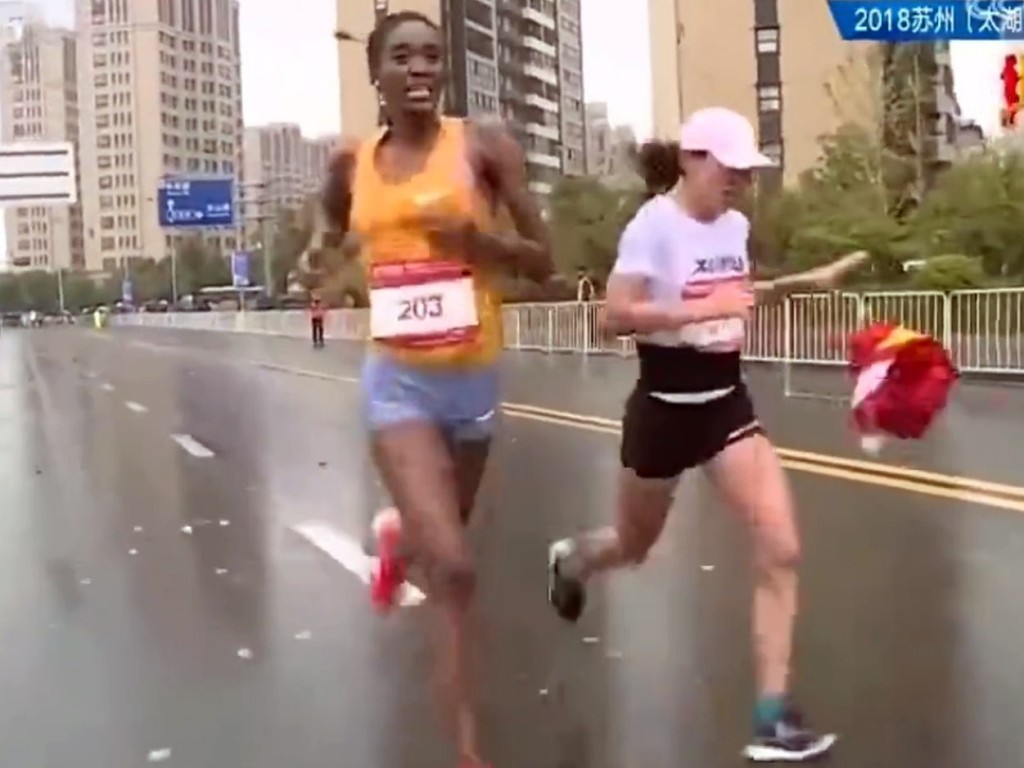 何引麗後來把國旗扔掉。影片截圖