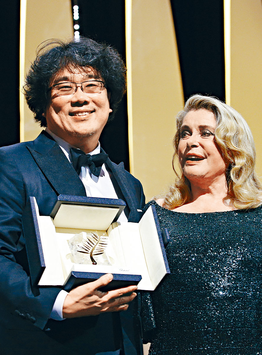 奉俊昊从评审委员长嘉芙莲丹露手上接过最高荣誉金棕榈奖。