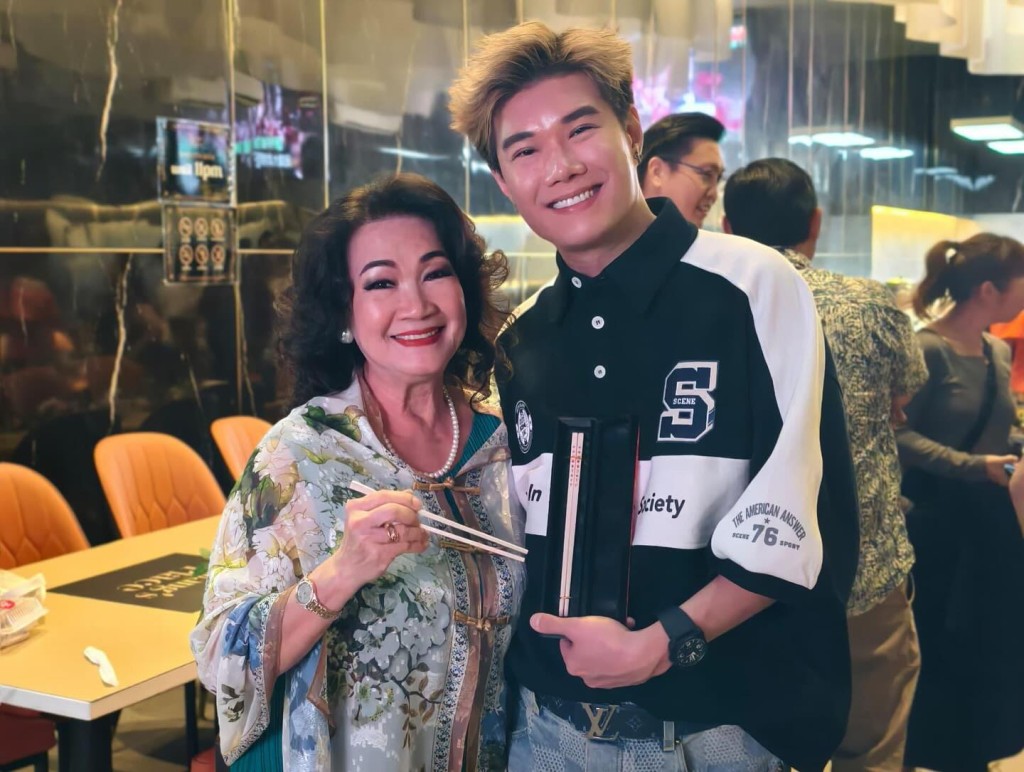 張與辰與媽媽似足餅印。 張與辰與媽媽似足餅印。