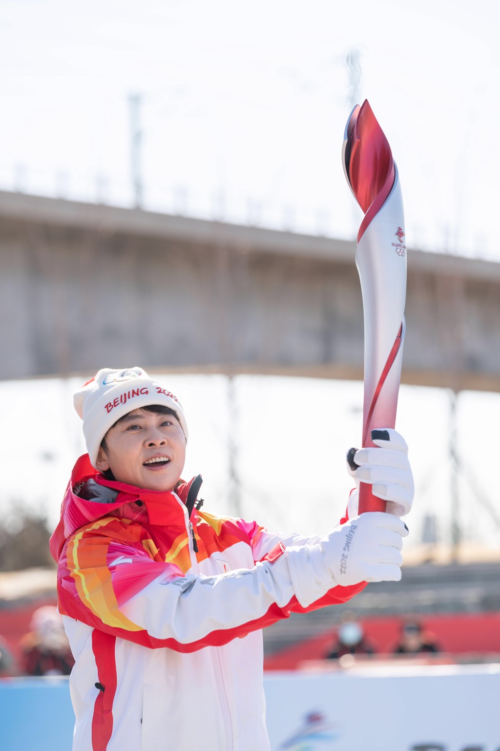 2022年2月2日，北京冬奧會火炬在冬奧公園傳遞，火炬手王濛展示火炬。新華社