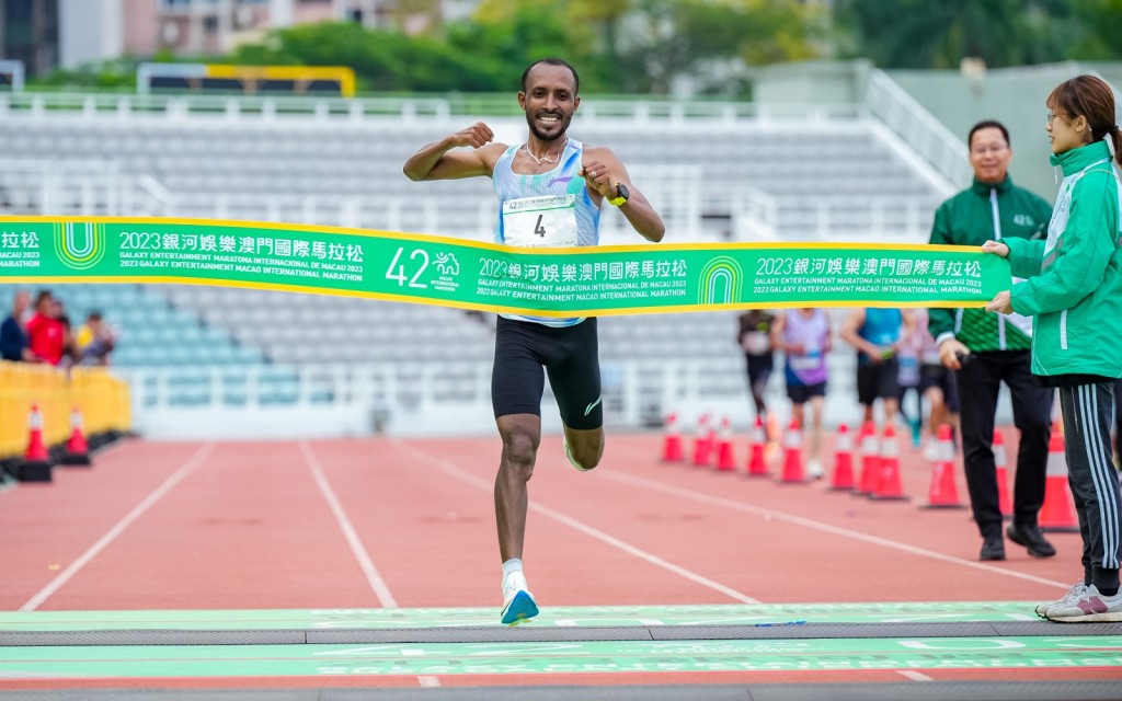 埃塞俄比亞跑手埃塞俄比亞的狄比尼（Debele Fikadu Kebebe）贏得「2023 銀河 娛樂澳門國際馬拉松」男子組馬拉松冠軍
