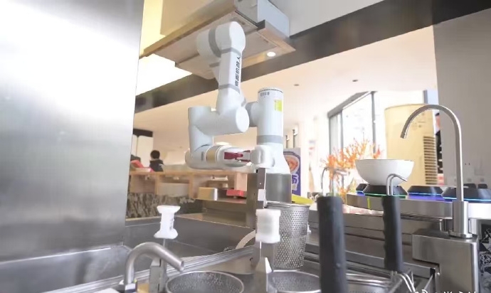 机械臂灵巧度高，可完成多种工作。