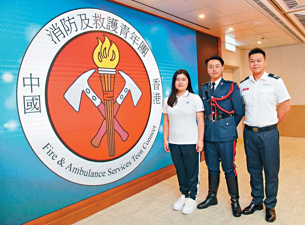 消防及救護青年團義務秘書杜志榮（右一）介紹青年團的宗旨及目標，旁為巫楚穎（左一）和蕭卓賢（中）。