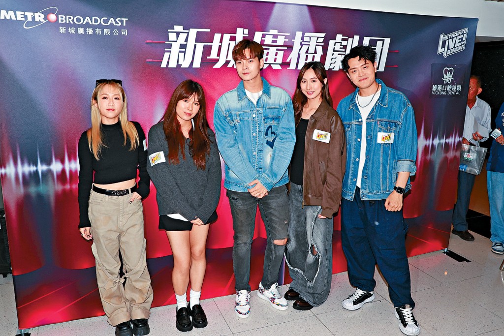 （左起）釗彤、林芊瑩、黎展峯、鍾柔美及安俊豪合演新城廣播劇。