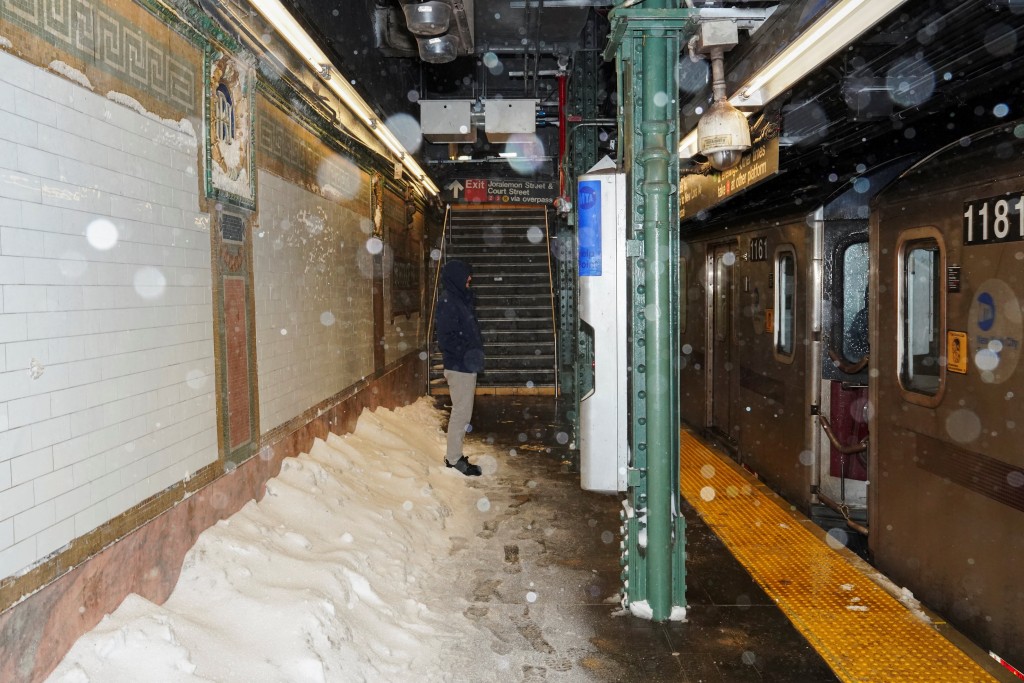 纽约列车月台积上厚雪。路透社