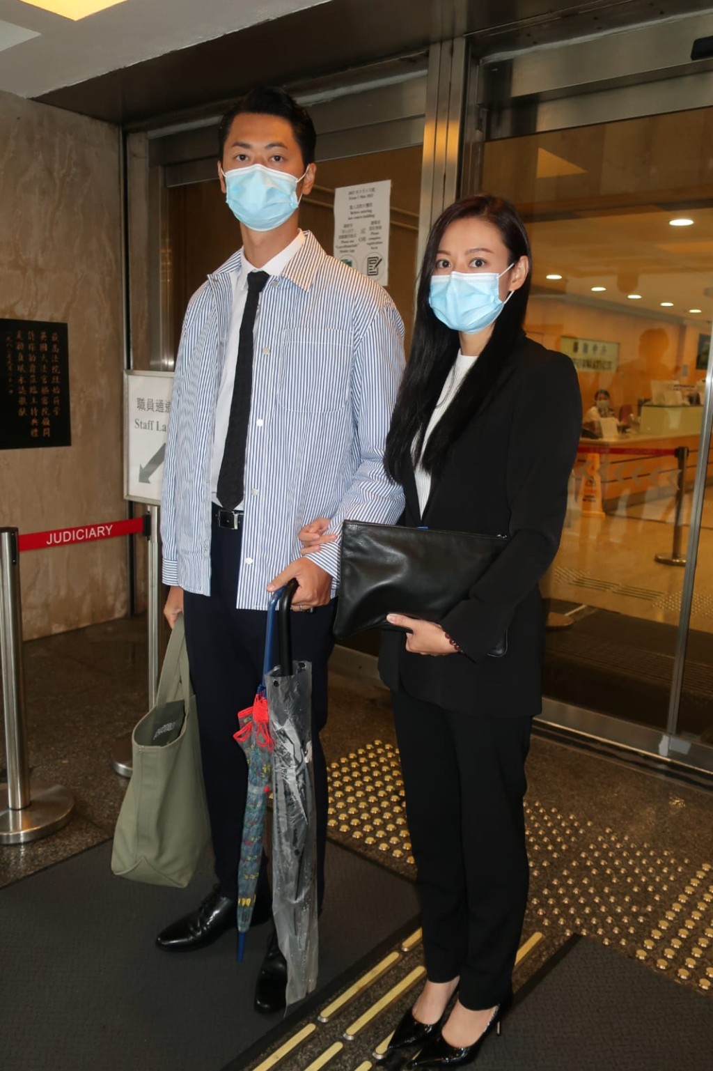 老公蕭唯展再次陪同老婆江若琳上庭。