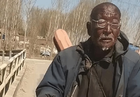 河北釣帝一身如非洲人般的膚色，去年起爆紅網絡。