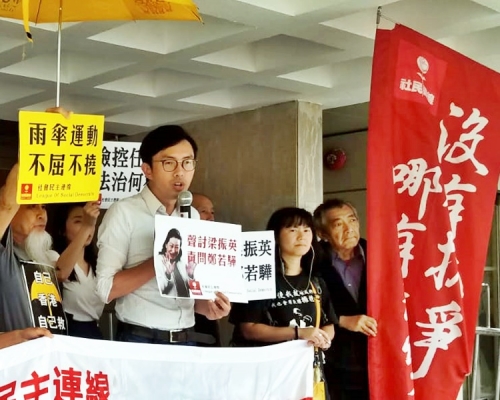 吳文遠在庭外高叫口號,批評律政司虛耗公帑在他這宗案件上。黃梓生攝